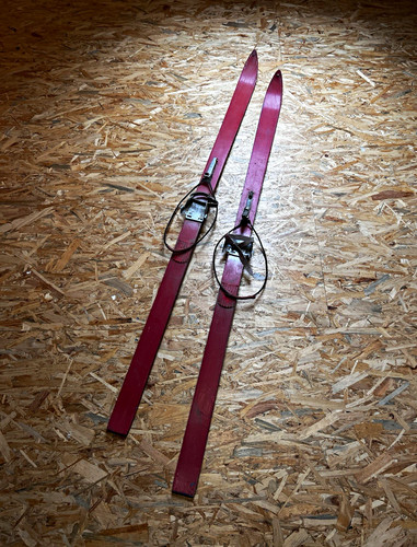 Paar skier rot und - 2, braun